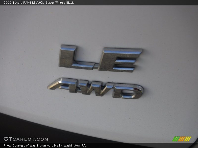 Super White / Black 2019 Toyota RAV4 LE AWD