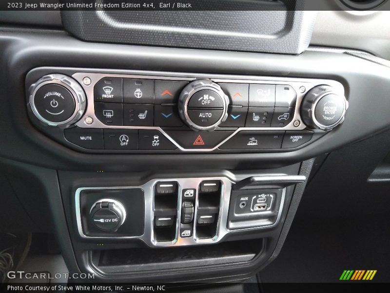 Controls of 2023 Wrangler Unlimited Freedom Edition 4x4