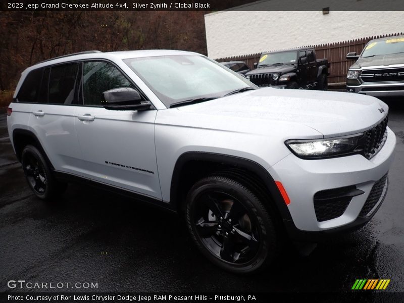 Front 3/4 View of 2023 Grand Cherokee Altitude 4x4