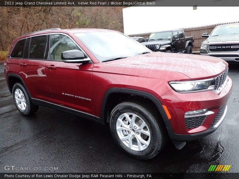 Front 3/4 View of 2023 Grand Cherokee Limited 4x4