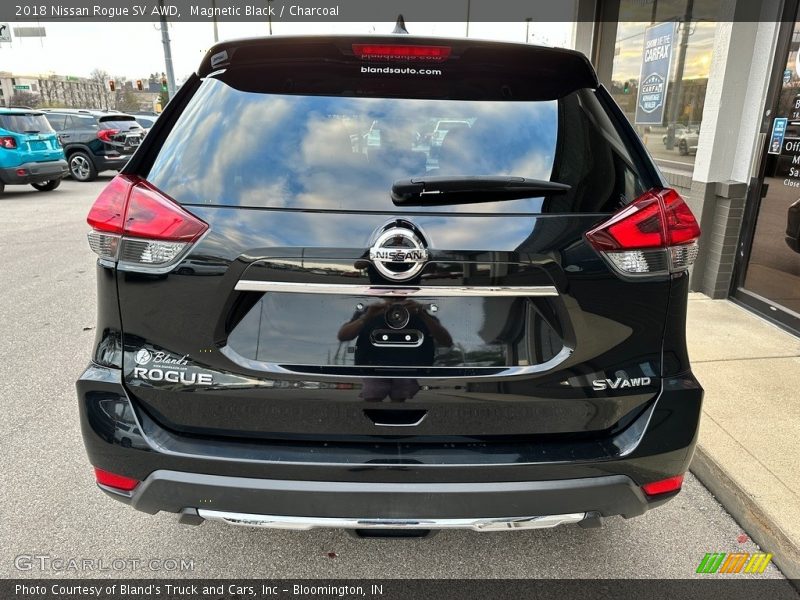 Magnetic Black / Charcoal 2018 Nissan Rogue SV AWD