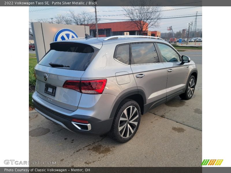 Pyrite Silver Metallic / Black 2022 Volkswagen Taos SE