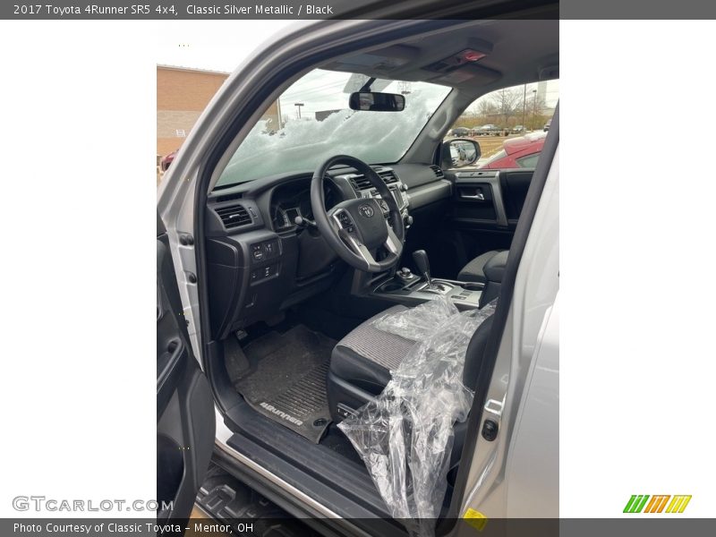 Classic Silver Metallic / Black 2017 Toyota 4Runner SR5 4x4
