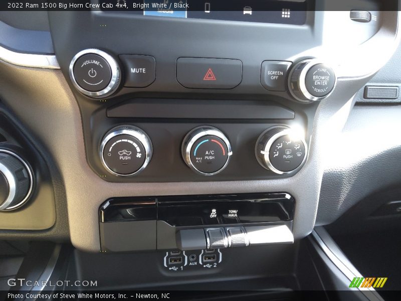 Bright White / Black 2022 Ram 1500 Big Horn Crew Cab 4x4