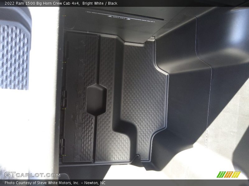 Bright White / Black 2022 Ram 1500 Big Horn Crew Cab 4x4