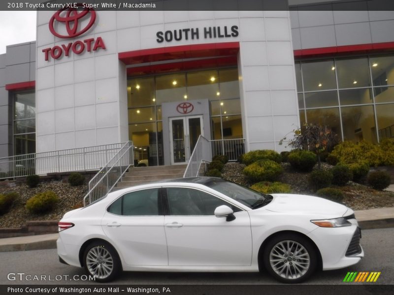 Super White / Macadamia 2018 Toyota Camry XLE