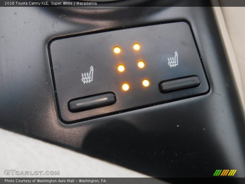 Super White / Macadamia 2018 Toyota Camry XLE