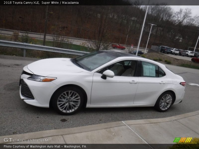 Super White / Macadamia 2018 Toyota Camry XLE