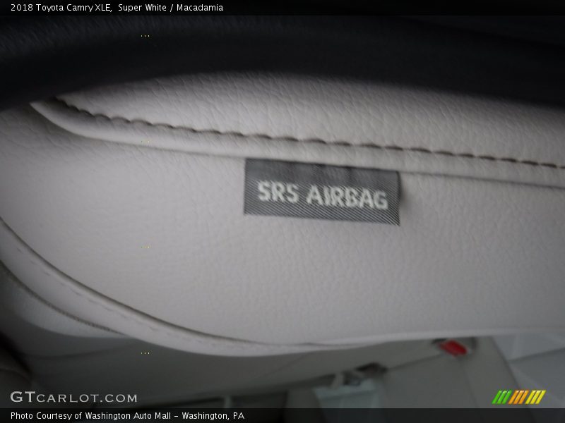 Super White / Macadamia 2018 Toyota Camry XLE