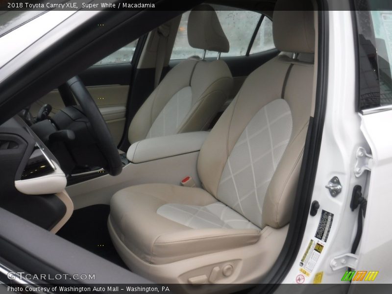 Super White / Macadamia 2018 Toyota Camry XLE