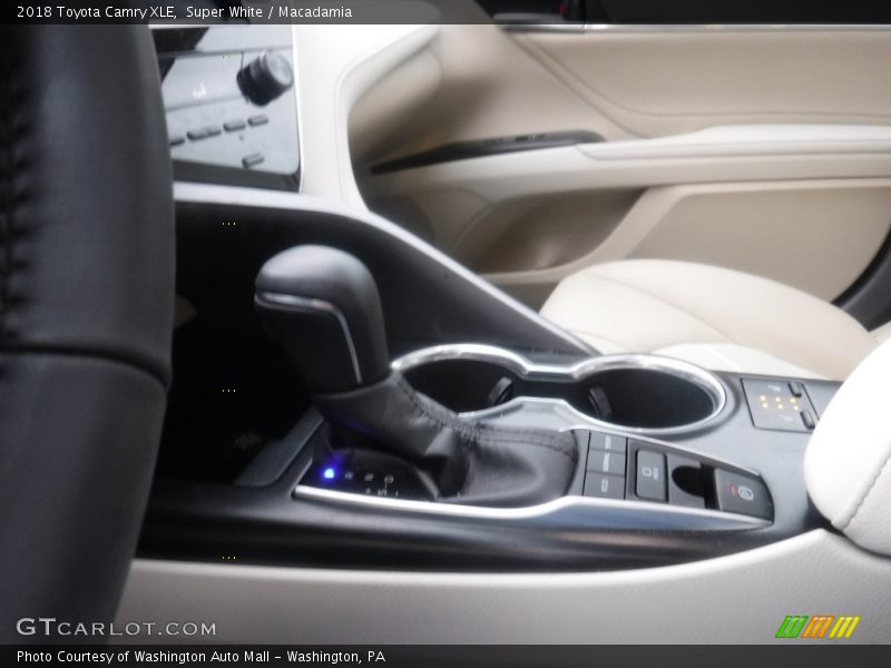 Super White / Macadamia 2018 Toyota Camry XLE