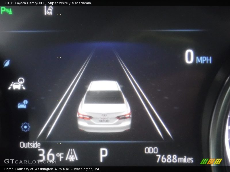 Super White / Macadamia 2018 Toyota Camry XLE