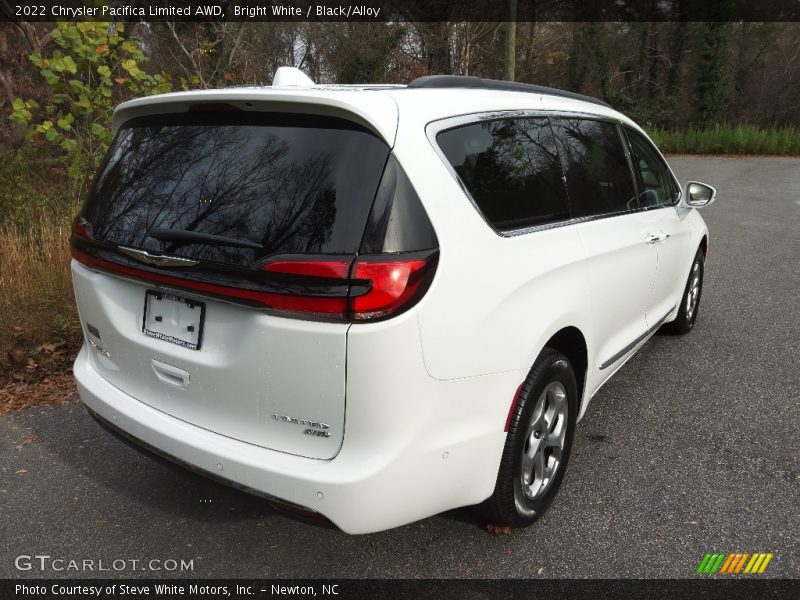 Bright White / Black/Alloy 2022 Chrysler Pacifica Limited AWD