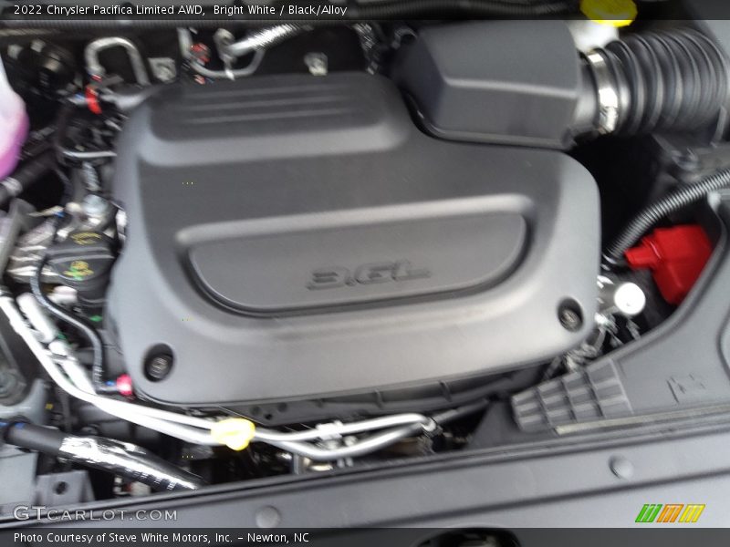 Bright White / Black/Alloy 2022 Chrysler Pacifica Limited AWD