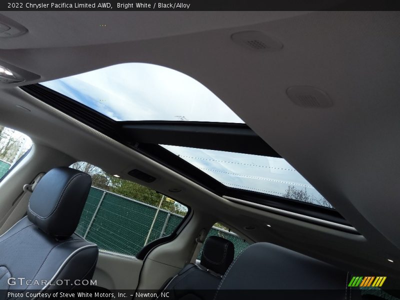 Bright White / Black/Alloy 2022 Chrysler Pacifica Limited AWD