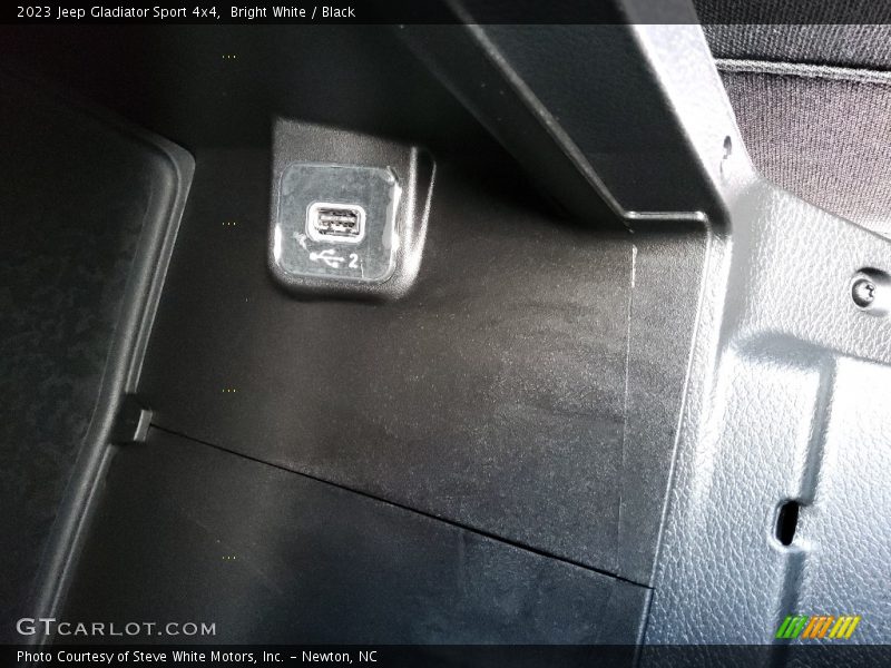 Bright White / Black 2023 Jeep Gladiator Sport 4x4