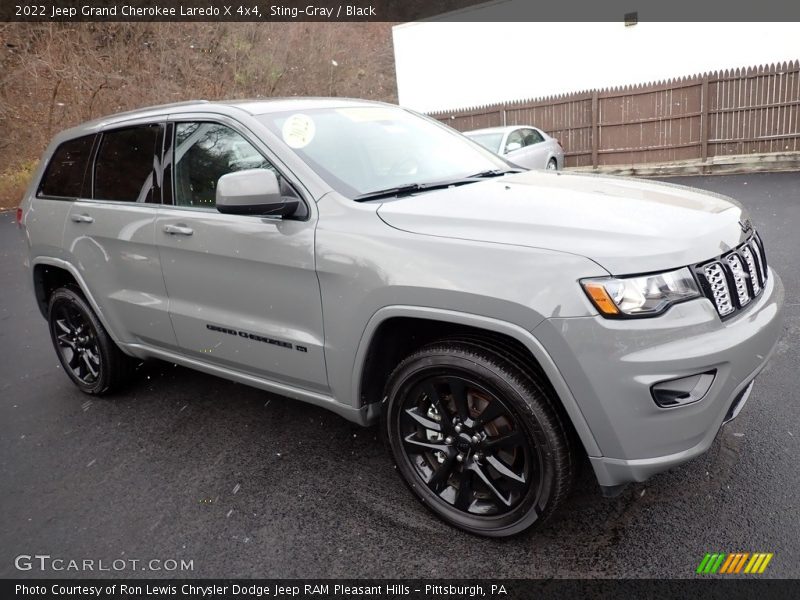 Front 3/4 View of 2022 Grand Cherokee Laredo X 4x4