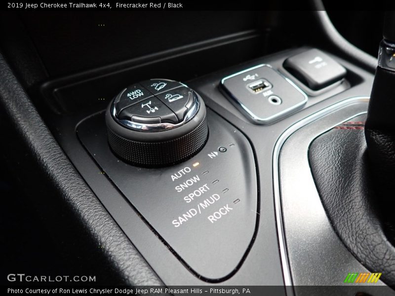 Firecracker Red / Black 2019 Jeep Cherokee Trailhawk 4x4