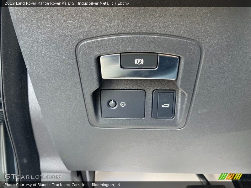 Indus Silver Metallic / Ebony 2019 Land Rover Range Rover Velar S