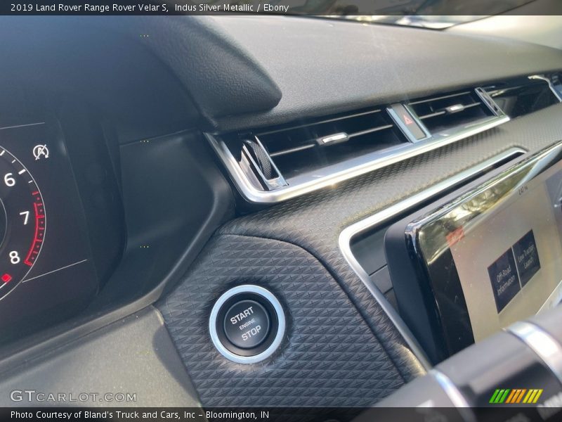 Indus Silver Metallic / Ebony 2019 Land Rover Range Rover Velar S