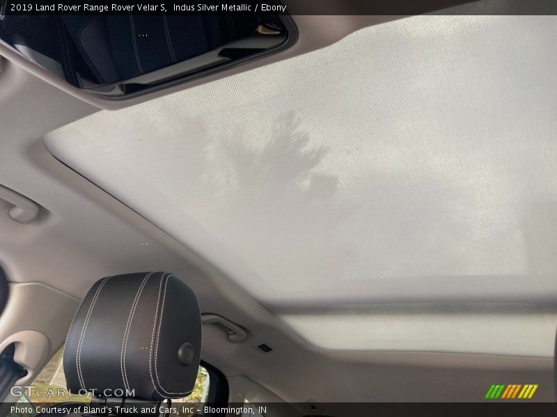 Indus Silver Metallic / Ebony 2019 Land Rover Range Rover Velar S