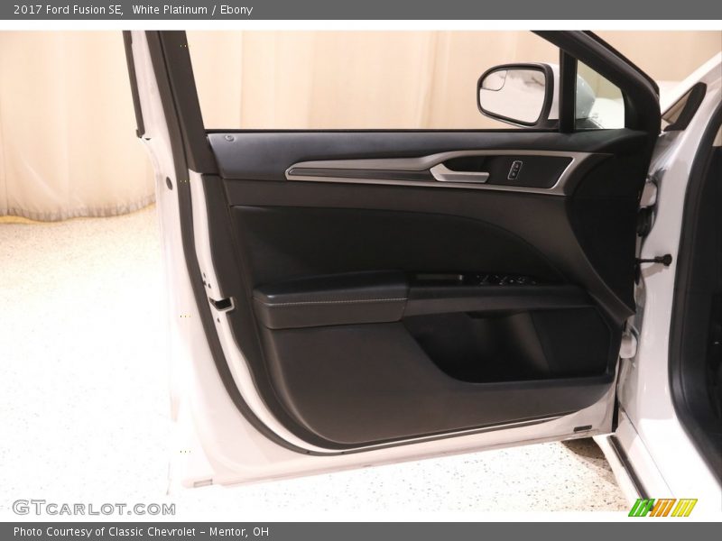 White Platinum / Ebony 2017 Ford Fusion SE