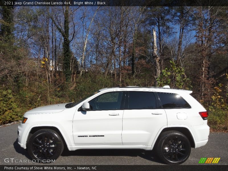Bright White / Black 2021 Jeep Grand Cherokee Laredo 4x4
