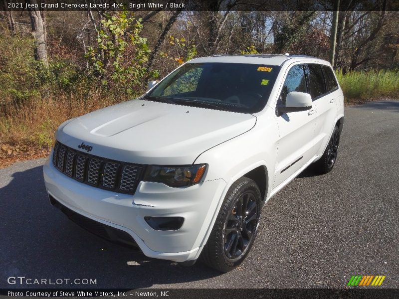 Bright White / Black 2021 Jeep Grand Cherokee Laredo 4x4