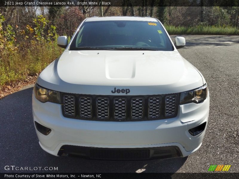 Bright White / Black 2021 Jeep Grand Cherokee Laredo 4x4