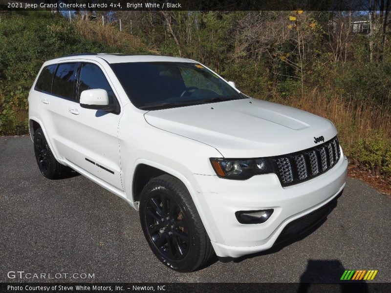 Bright White / Black 2021 Jeep Grand Cherokee Laredo 4x4