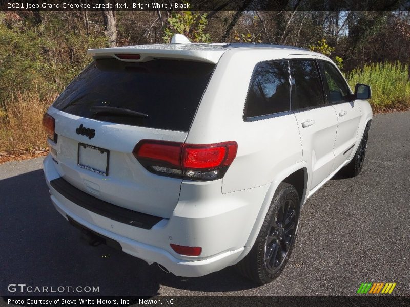Bright White / Black 2021 Jeep Grand Cherokee Laredo 4x4