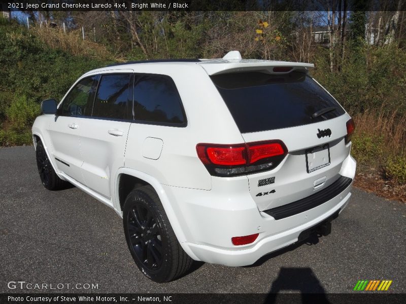 Bright White / Black 2021 Jeep Grand Cherokee Laredo 4x4