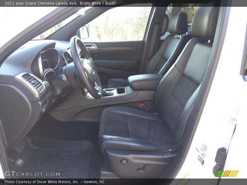 Bright White / Black 2021 Jeep Grand Cherokee Laredo 4x4