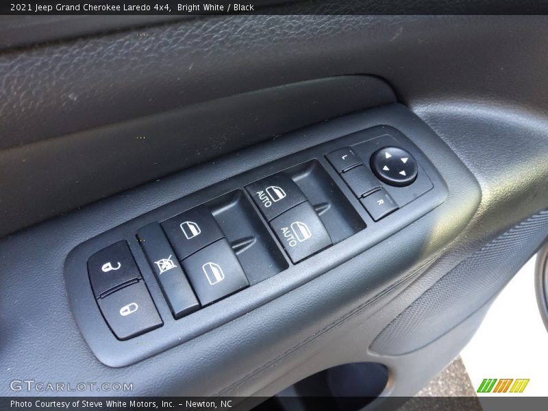 Bright White / Black 2021 Jeep Grand Cherokee Laredo 4x4