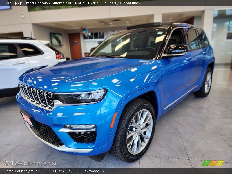 Front 3/4 View of 2022 Grand Cherokee Summit 4XE Hybrid