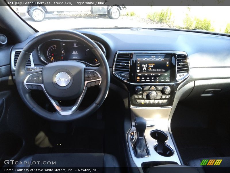 Bright White / Black 2021 Jeep Grand Cherokee Laredo 4x4