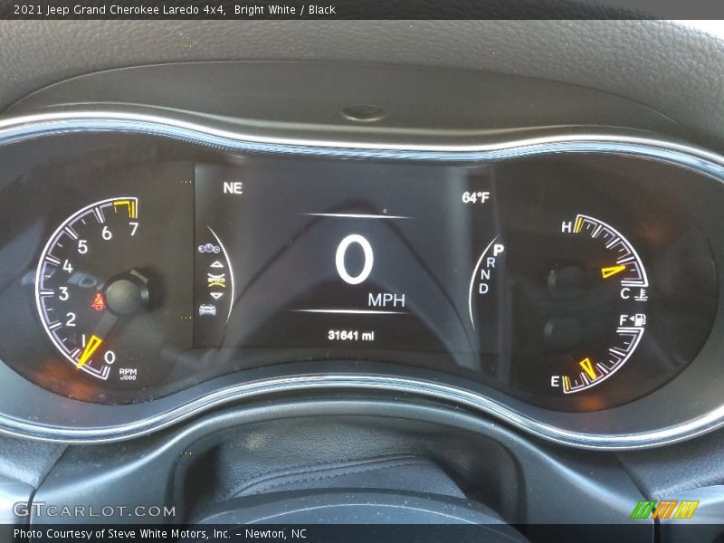 Bright White / Black 2021 Jeep Grand Cherokee Laredo 4x4