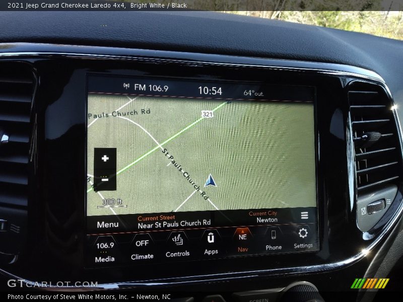 Bright White / Black 2021 Jeep Grand Cherokee Laredo 4x4