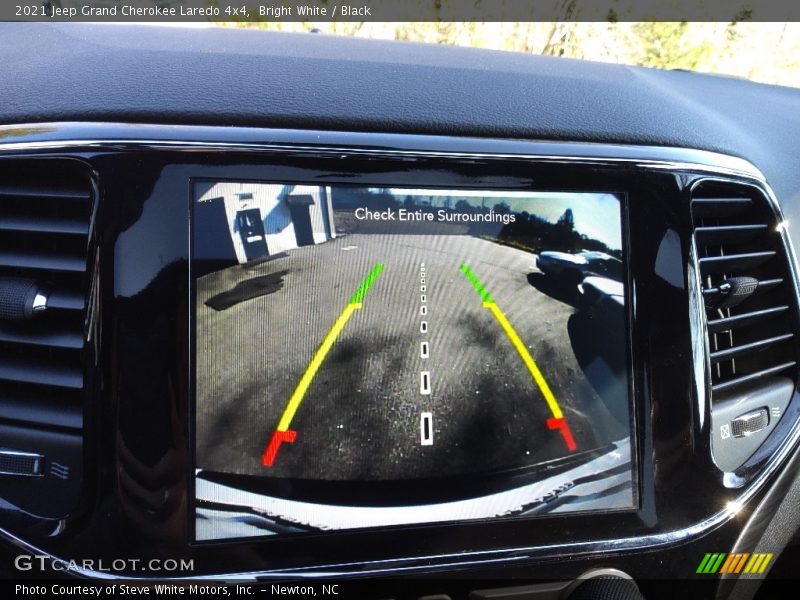 Bright White / Black 2021 Jeep Grand Cherokee Laredo 4x4