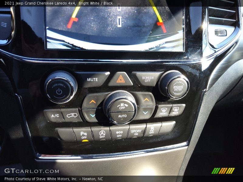 Bright White / Black 2021 Jeep Grand Cherokee Laredo 4x4