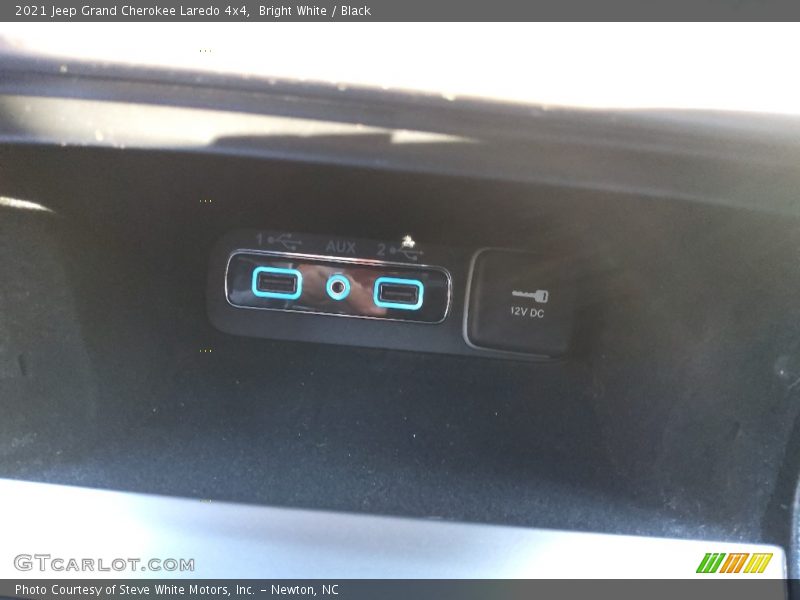 Bright White / Black 2021 Jeep Grand Cherokee Laredo 4x4