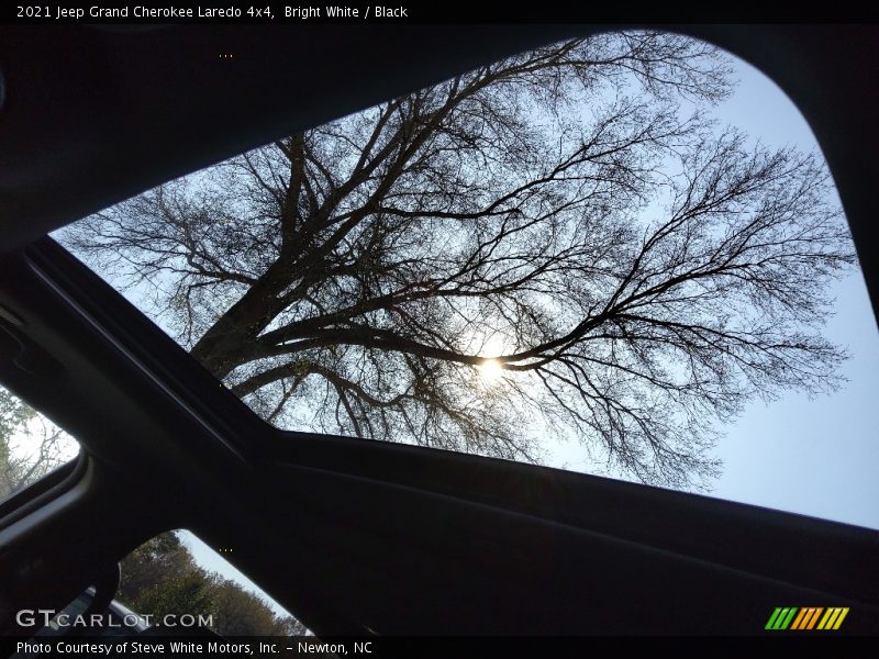 Bright White / Black 2021 Jeep Grand Cherokee Laredo 4x4