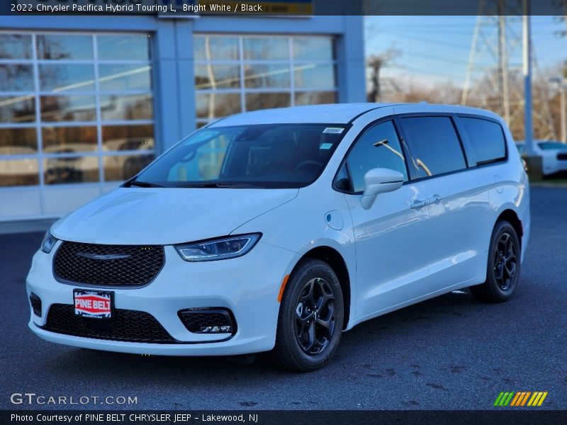Bright White / Black 2022 Chrysler Pacifica Hybrid Touring L