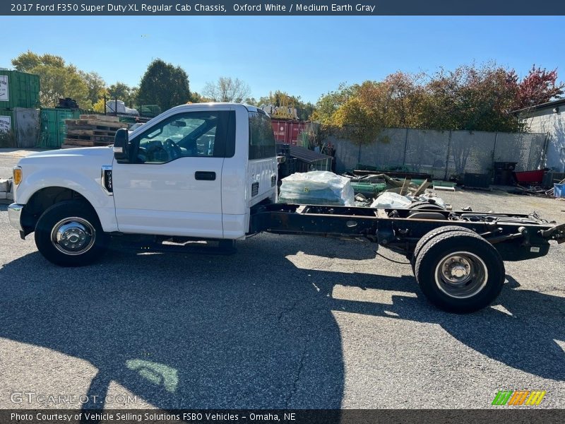 Oxford White / Medium Earth Gray 2017 Ford F350 Super Duty XL Regular Cab Chassis