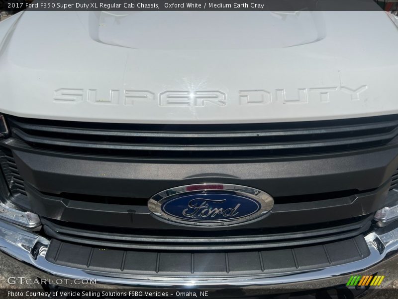 Oxford White / Medium Earth Gray 2017 Ford F350 Super Duty XL Regular Cab Chassis