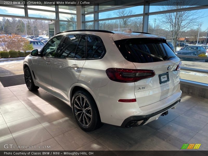 Mineral White Metallic / Coffee 2023 BMW X5 xDrive40i