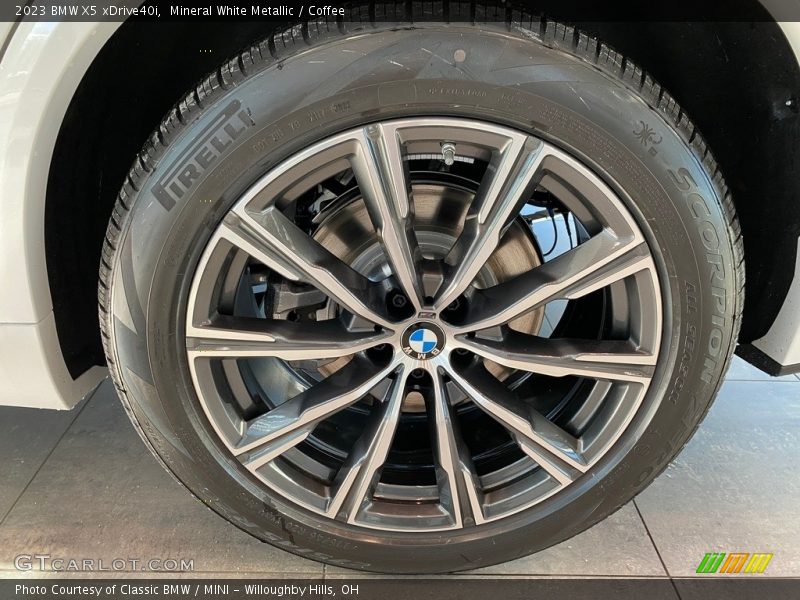 Mineral White Metallic / Coffee 2023 BMW X5 xDrive40i