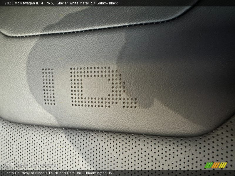 Glacier White Metallic / Galaxy Black 2021 Volkswagen ID.4 Pro S