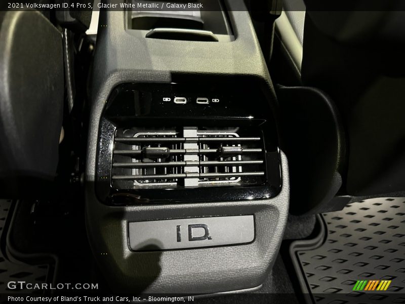 Glacier White Metallic / Galaxy Black 2021 Volkswagen ID.4 Pro S