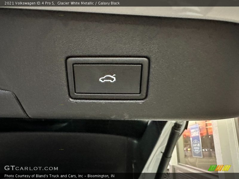 Glacier White Metallic / Galaxy Black 2021 Volkswagen ID.4 Pro S
